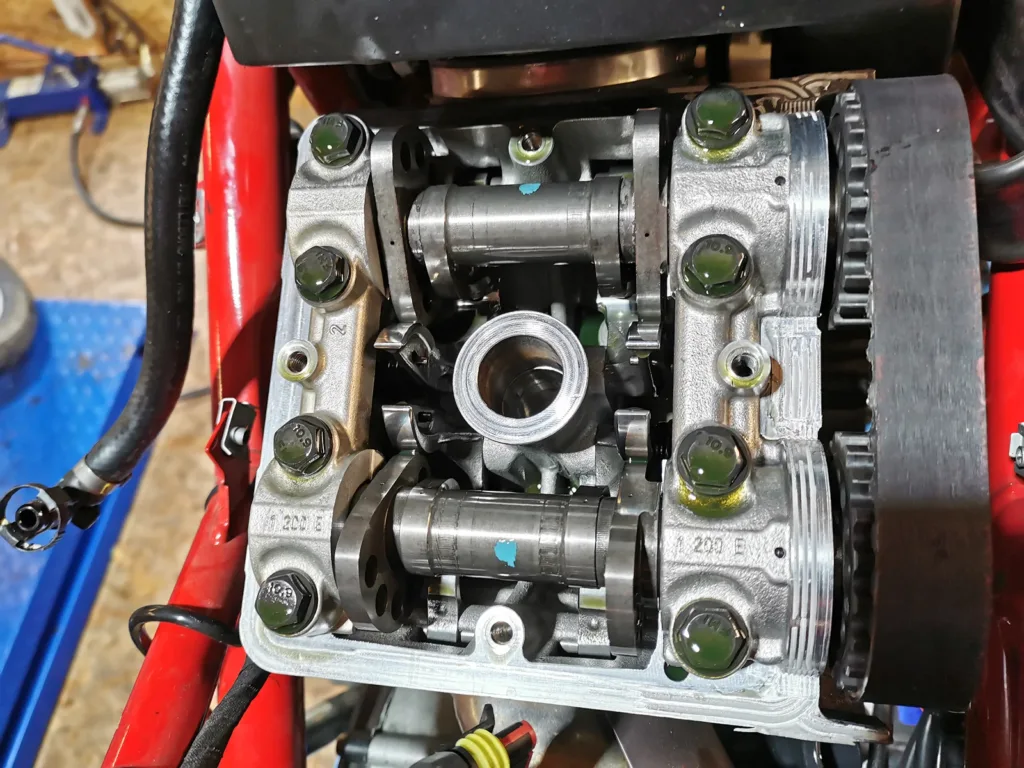 Rennstreckenmotorrad fertig gemach für Session 2024