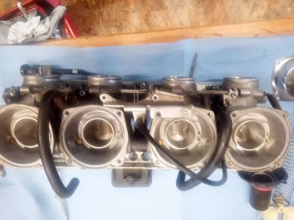 Vergaser Ultraschall gereinigt mit anschließender Synchronisierung